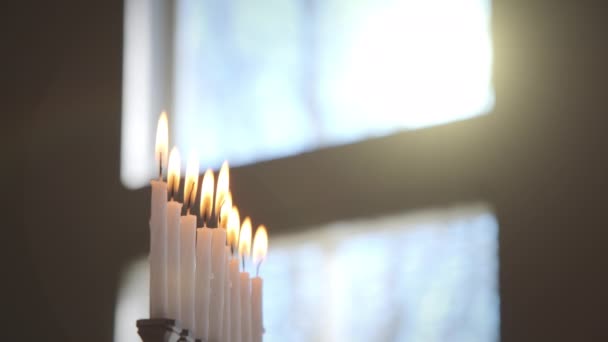 Білі Свічки Запалювали Хануки Хануки Менорі Сонячні Промені Розмиті Вдома — стокове відео