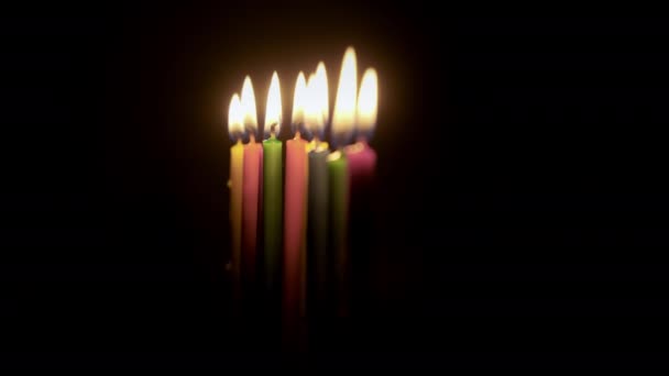 Farbige Chanukka Kerzen Auf Schwarzem Hintergrund Hochwertiges Filmmaterial — Stockvideo