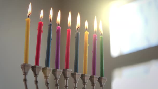 Farbige Kerzen Die Anlässlich Chanukkas Menora Entzündet Wurden Und Sonnenstrahlen — Stockvideo