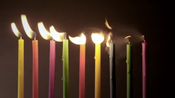Brandende Gekleurde Chanoeka Kaarsen Opblazen Stoofpot Met Adem Hoge Kwaliteit — Stockvideo