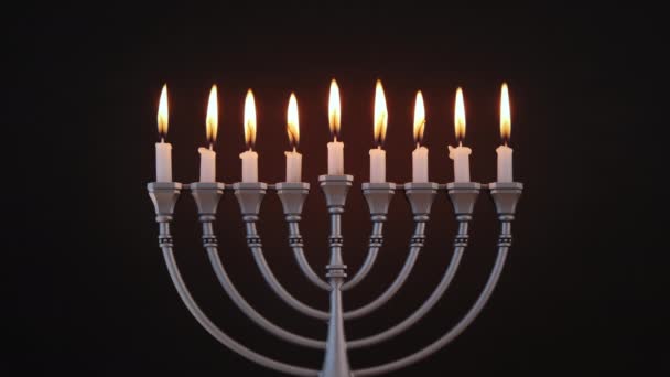 Witte Kaarsen Aangestoken Voor Hanukkah Hanukkiah Menorah Zwarte Achtergrond Hoge — Stockvideo