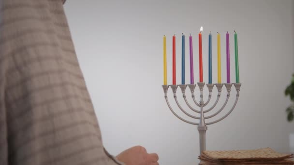 Ortodoxa Judisk Person Tänder Ett Hanukkah Menorah Ljus Högkvalitativ Film — Stockvideo