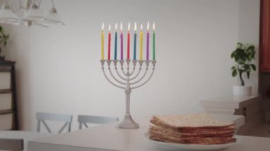 Hanukkiah Menorah 'ta bayram için yakılan mumlar evde bulanık bir zemin oluşturdu. Yüksek kalite 4k görüntü