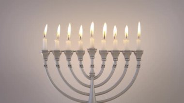 Hanukkiah Menorah beyaz arka planında beyaz mumlar Hanuka için yakıldı. Yüksek kalite 4k görüntü