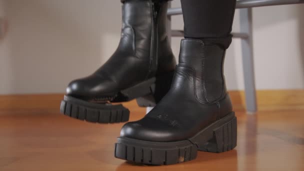 Kırık Siyah Çizmeler Ayaklarına Giyilmiş Çatlamış Tabanı Göstereceğiz Yüksek Kalite — Stok video