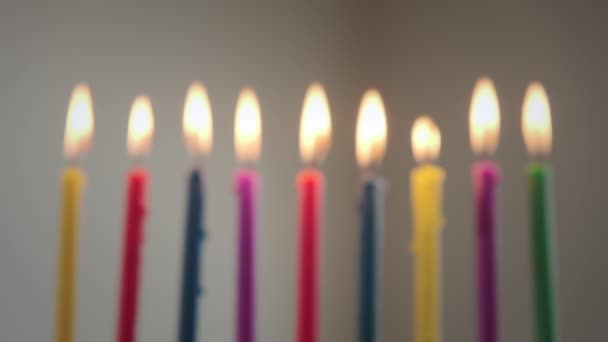 Velas Colores Encendidas Para Hanukkah Hanukkah Menorah Los Rayos Del — Vídeo de stock