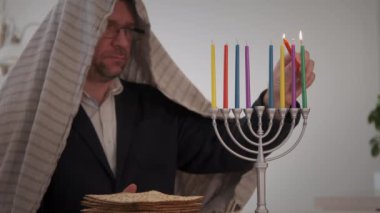 Ortodoks Yahudi insan bir Hanuka menorah mumları yakar. Yüksek kalite 4k görüntü