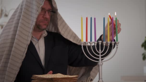 Persona Ebrea Ortodossa Accende Candele Hanukkah Menorah Filmati Alta Qualità — Video Stock