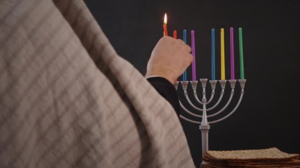 Judío Ortodoxo Enciende Velas Hanukkah Menorah Imágenes Alta Calidad — Vídeo de stock