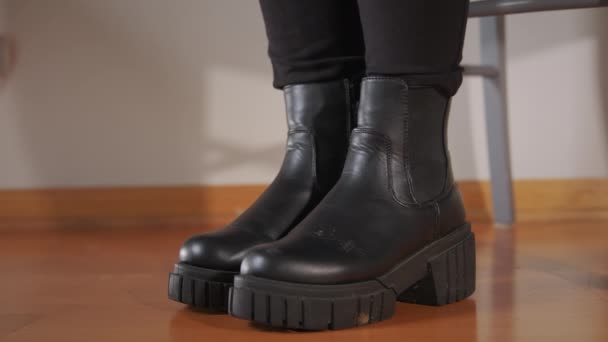Gebarsten Zwarte Laarzen Worden Aan Zijn Voeten Gedragen Laten Gebroken — Stockvideo