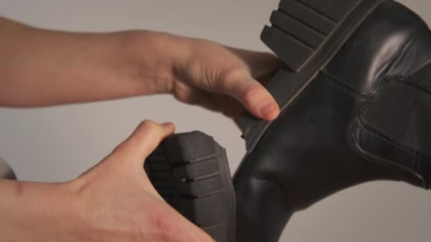 Mãos Das Mulheres Mantêm Sapatos Com Solas Rachadas Fundo Branco — Vídeo de Stock