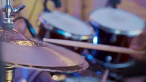 Detailní Záběr Kytaristy Hrajícího Elektrickou Kytaru Koncertě Pódiu Živé Vystoupení — Stock video