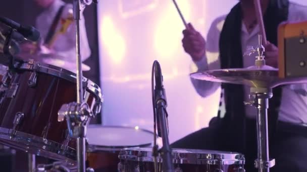 Detailní Záběr Kytaristy Hrajícího Elektrickou Kytaru Koncertě Pódiu Živé Vystoupení — Stock video