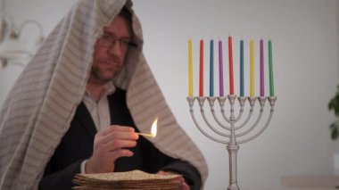 Ortodoks Yahudi insan bir Hanuka menorah mumları yakar. Yüksek kalite 4k görüntü