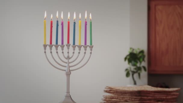 在Hanukkiah Menorah为Hanukkah点燃的烛光在家中模糊了背景 高质量的4K镜头 — 图库视频影像