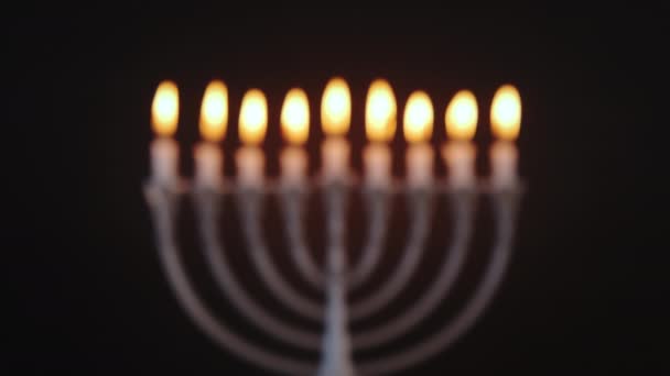 Vita Ljus Tända För Hanukkah Hanukkiah Menorah Svart Bakgrund Högkvalitativ — Stockvideo