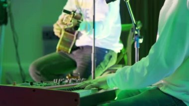 Sahnedeki bir konserde elektro gitar çalan gitarist. Canlı performans. Yüksek kalite 4k görüntü