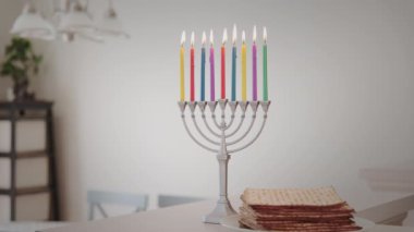 Hanukkiah Menorah 'ta bayram için yakılan mumlar evde bulanık bir zemin oluşturdu. Yüksek kalite 4k görüntü