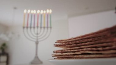 Hanukkiah Menorah 'ta bayram için yakılan mumlar evde bulanık bir zemin oluşturdu. Yüksek kalite 4k görüntü