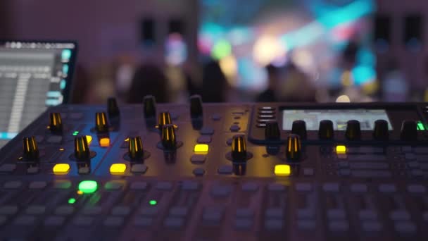Звуковой Миксер Мероприятии Музыкальное Оборудование Закрывается Размытом Фоне Высококачественные Кадры — стоковое видео