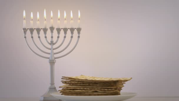 Λευκά Κεριά Αναμμένα Για Hanukkah Στο Λευκό Φόντο Hanukkiah Menorah — Αρχείο Βίντεο
