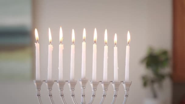 Κεριά Αναμμένα Για Hanukkah Για Hanukkiah Menorah Θολή Φόντο Στο — Αρχείο Βίντεο