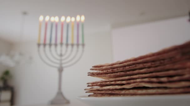 Velas Vacaciones Encendidas Para Hanukkah Hanukkiah Menorah Borrosa Telón Fondo — Vídeos de Stock