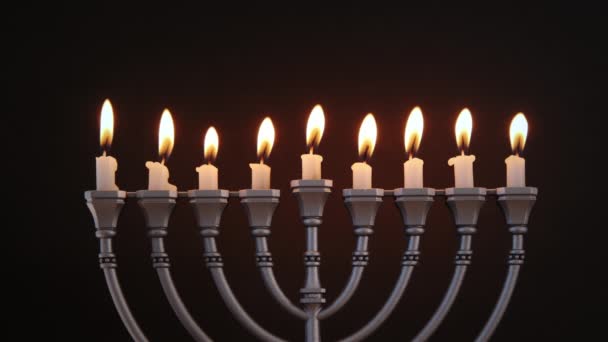 Velas Blancas Encendidas Para Hanukkah Sobre Fondo Negro Hanukkiah Menorah — Vídeo de stock
