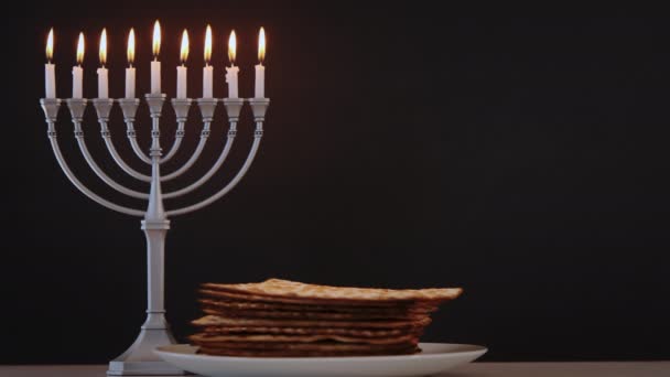 Witte Kaarsen Aangestoken Voor Hanukkah Hanukkiah Menorah Zwarte Achtergrond Hoge — Stockvideo
