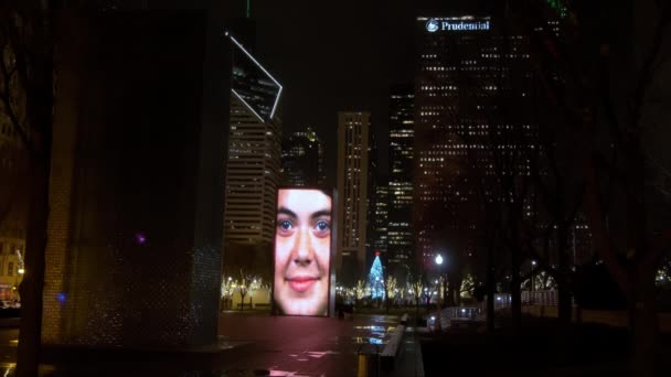 Kronfontänen Millennium Park Natten Gatan Illinois Högkvalitativ Film — Stockvideo
