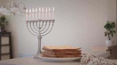 Hanukkiah Menorah 'ta bayram için yakılan mumlar evde bulanık bir zemin oluşturdu. Yüksek kalite 4k görüntü