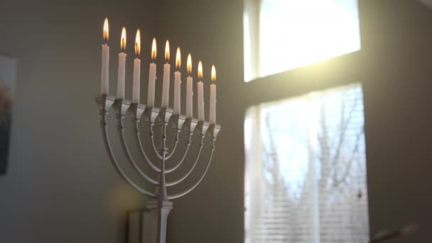 Hvide Stearinlys Tændt Hanukkah Hanukkah Menorah Solstråler Sløret Baggrund Derhjemme – Stock-video