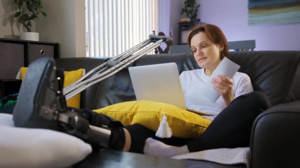 Zlobivá Žena Zlomenou Nohou Pracuje Laptopu Mluví Lince Široké Záběry — Stock video
