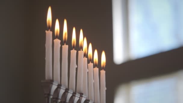 Velas Blancas Encendidas Para Hanukkah Hanukkah Menorah Los Rayos Del — Vídeo de stock