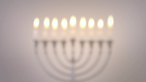 Λευκά Κεριά Αναμμένα Για Hanukkah Στο Λευκό Φόντο Hanukkiah Menorah — Αρχείο Βίντεο