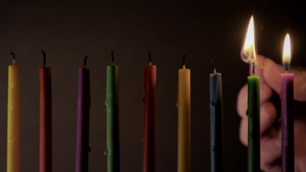 Queimando Velas Hanukkah Coloridas Acende Velas Com Fósforo Imagens Alta — Vídeo de Stock
