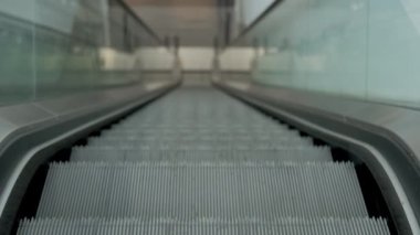 Boş yürüyen merdivenler hareket ediyor. Camdan kenarları ve metal basamakları olan modern bir iç mekan. - Evet. Yüksek kalite 4k görüntü