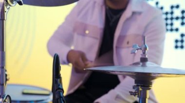 Sahnedeki bir konserde elektro gitar çalan gitariste yakın çekim. Canlı performans. Yüksek kalite 4k görüntü