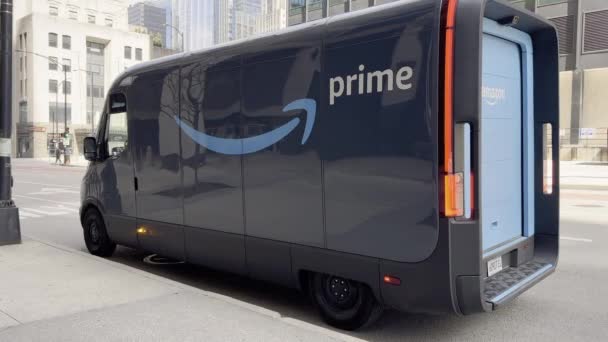 Amazon Prime Drivrutin Levererar Paket Till Lokala Elektrisk Van Chicago — Stockvideo