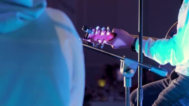 Κιθαρίστας Παίζει Ηλεκτρική Κιθάρα Μια Συναυλία Στη Σκηνή Ζωντανή Παράσταση — Αρχείο Βίντεο