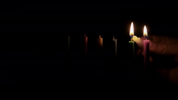Égő Színes Hanuka Gyertyák Gyertyákat Gyújtok Gyufával Kiváló Minőségű Felvételek — Stock videók