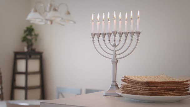 Kaarsen Vakantie Verlicht Voor Hanukkah Hanukkiah Menorah Wazig Achtergrond Huis — Stockvideo