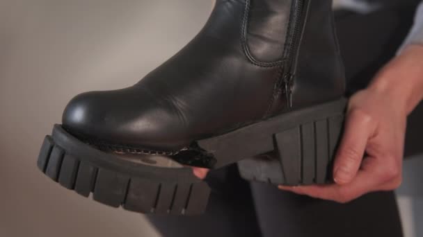 Mãos Das Mulheres Seguram Sapatos Com Solas Rachadas Imagens Alta — Vídeo de Stock