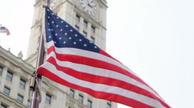 Rüzgarda dalgalanan Amerikan bayrağının yavaş çekim açısı. Yüksek kalite 4k görüntü