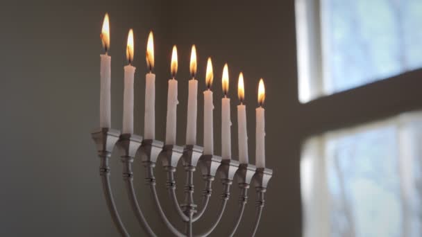 Velas Brancas Acesas Para Hanukkah Hanukkah Menorah Raios Sol Fundo — Vídeo de Stock