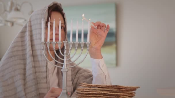 Kvinna Slöja Tänder Hanukkah Ljus Högkvalitativ Film — Stockvideo
