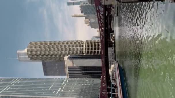 芝加哥 伊利诺伊州 2023年 美国市场21日 人们和汽车穿过芝加哥市中心的街道 高质量的4K镜头 — 图库视频影像
