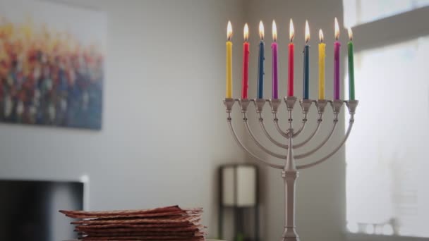 Velas Colores Encendidas Para Hanukkah Hanukkah Menorah Los Rayos Del — Vídeo de stock
