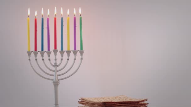 Velas Vacaciones Encendidas Para Hanukkah Hanukkiah Menorah Borrosa Telón Fondo — Vídeo de stock