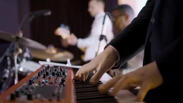 Músico Toca Sintetizador Mãos Masculinas Tocando Piano Palco Concerto Perto — Vídeo de Stock